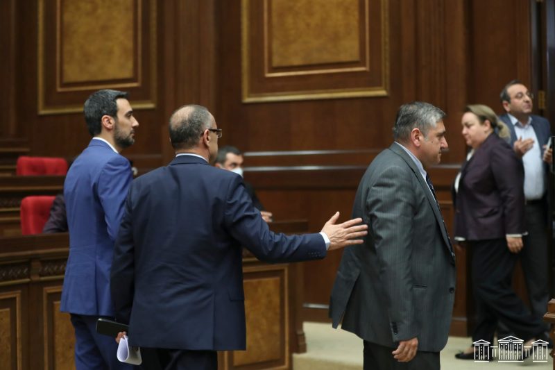 Ընդդիմությունը լքեց Ազգային ժողովը. պատգամավորները մեկնում են Արցախ